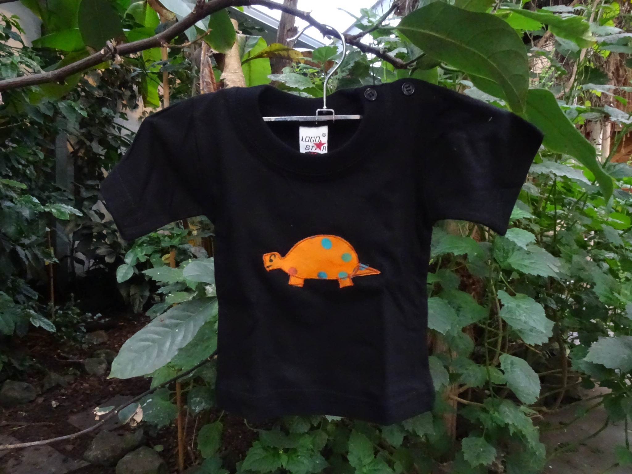 Perfecte t-shirt voor je kleintje! Met een leuke gebatikte schildpad erop. 